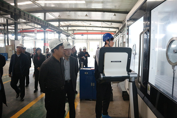 甘肅省政協(xié)副主席黃選平一行蒞臨甘肅泓源麥迪邁智能停車有限責任公司檢查指導(dǎo)工作(圖2)