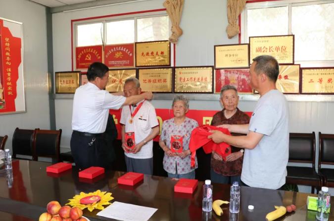 走訪慰問(wèn)老黨員 深入實(shí)際學(xué)黨史—— 市政府國(guó)資委慰問(wèn)泓源公司老黨員、困難黨員(圖2)