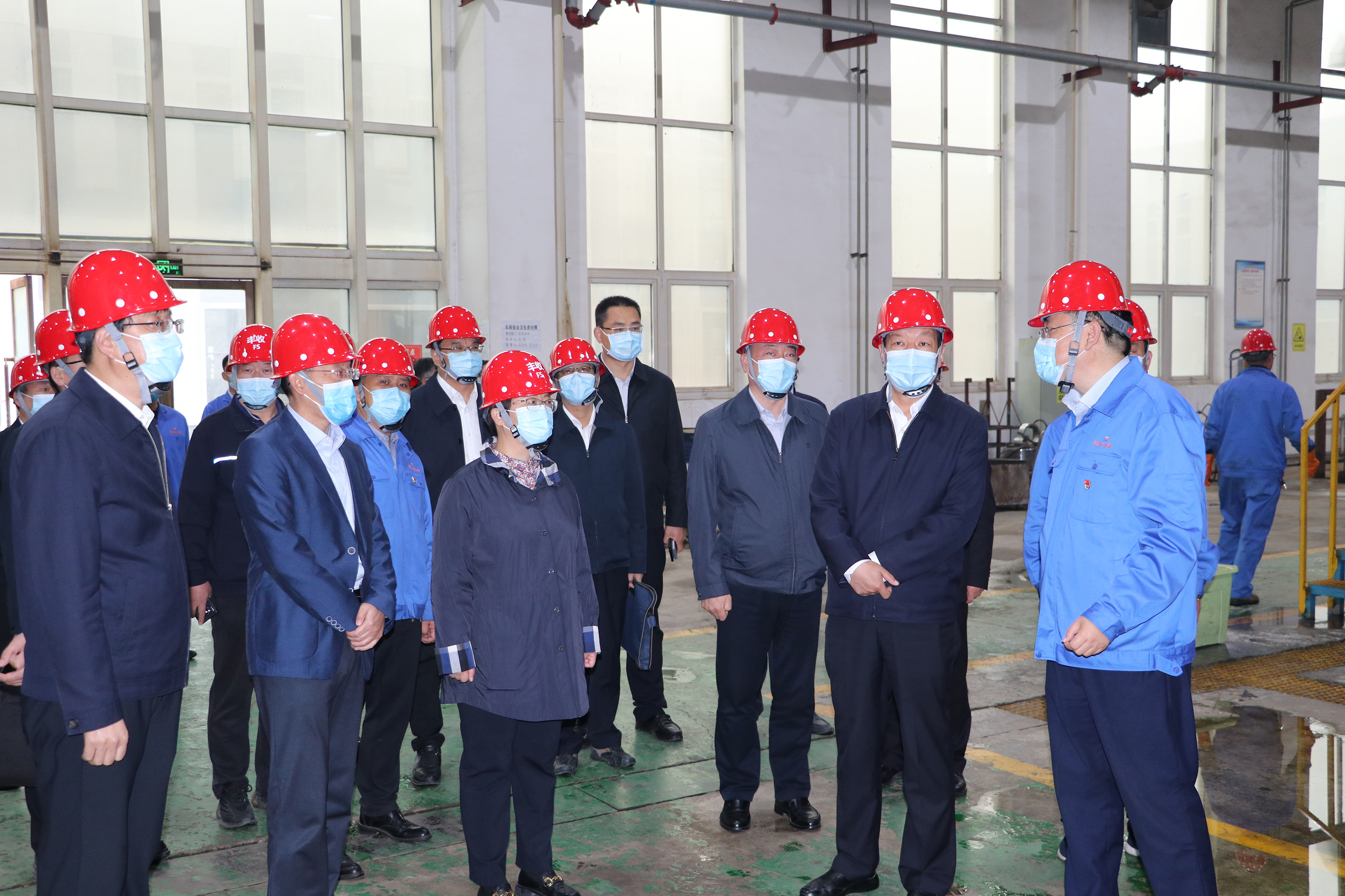 酒鋼集團董事長陳得信一行考察豐收機械公司(圖1)