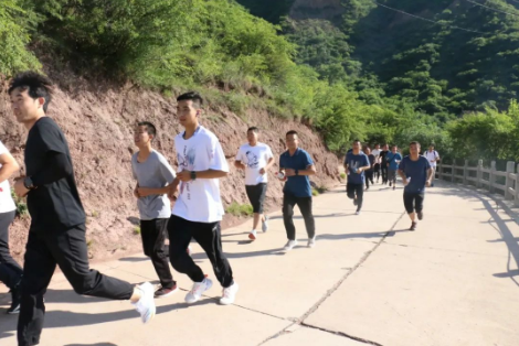 助力文旅市場 展示產(chǎn)投風(fēng)采——市產(chǎn)投集團(tuán)組織開展員工登山比賽活動(dòng)(圖3)